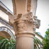 ...foglie d�acanto con coppe sovrastate da delfini